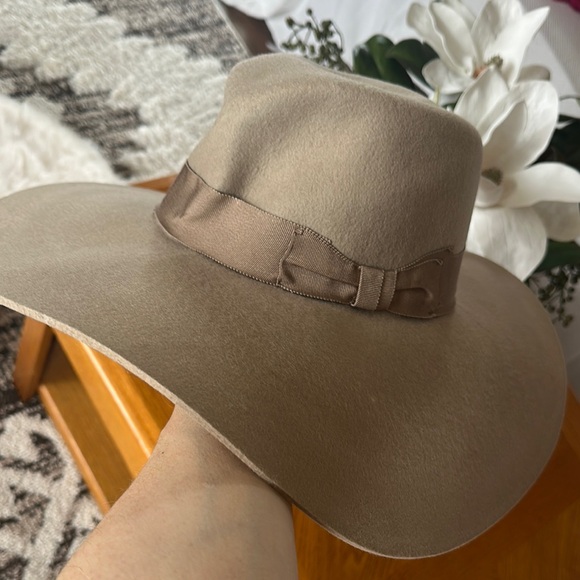 Eric Javits Elegant Tan Wide-Brim Hat - Picture 1 of 4